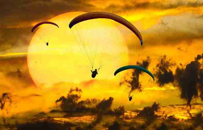 parapente al atardecer